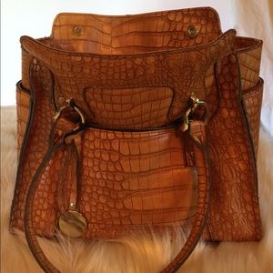 🎀 London Fog Crocodile print handbag.